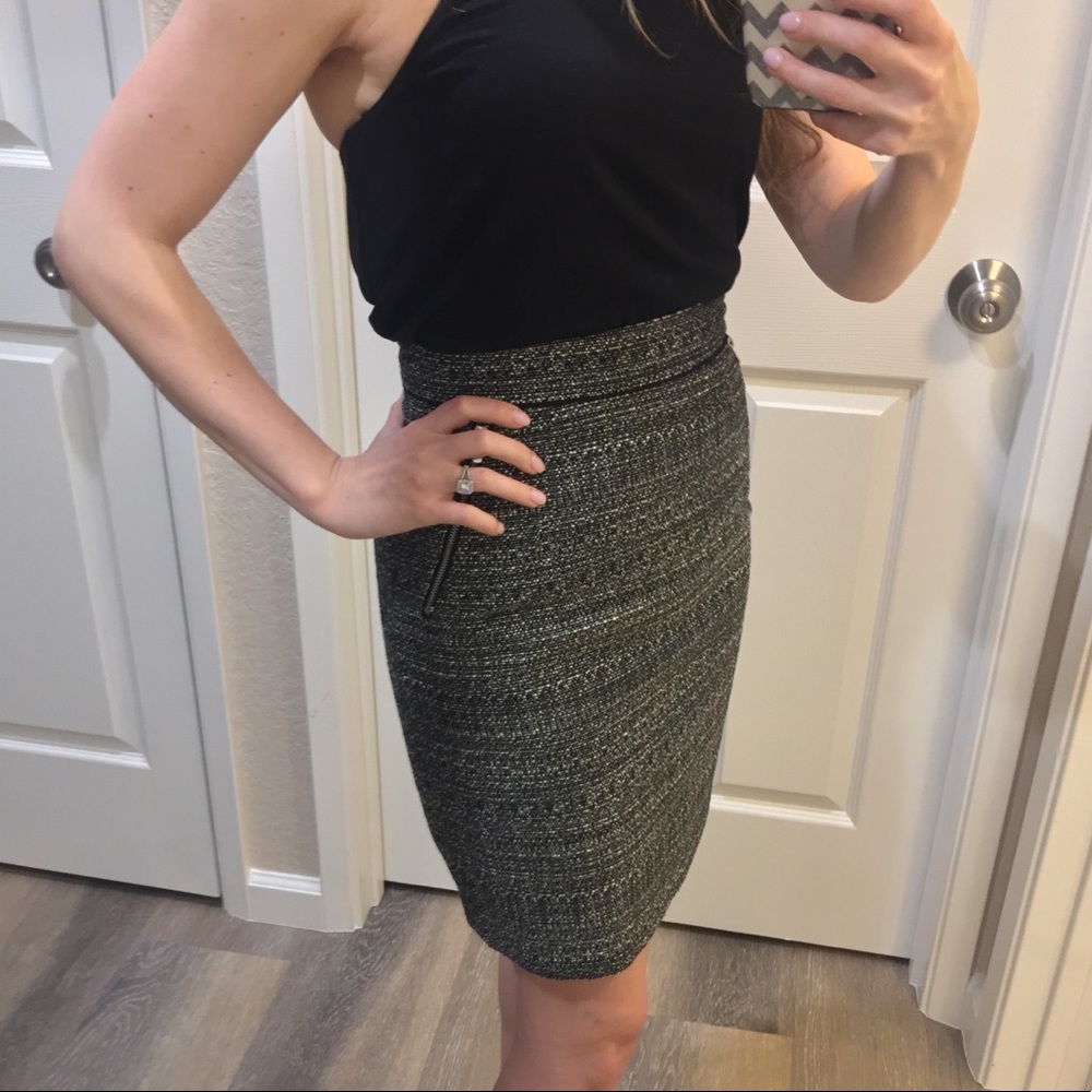 H&M women’s lined mini skirt size 6/36 runs small.